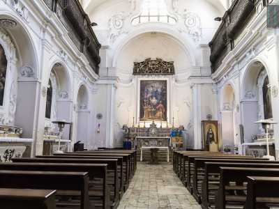 Non resta ora che entrare. Varchiamo l'accesso, ritrovandoci in un'unica navata luminosa lunga 24 metri, coperta da volte a botte con lunette puntellate da finestre barocche